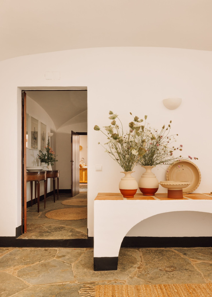 L’ensemble des pièces de la maison arbore un aménagement d’une grande simplicité. Une volonté de la part du designer et de la maîtresse des lieux de ne pas surcharger l’espace.