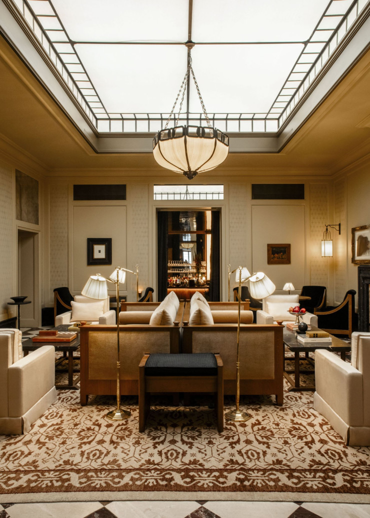 Adjacent à l’accueil, un salon sous verrière à l’atmosphère feutrée accueille les clients comme les visiteurs du petit déjeuner à la fin de soirée.