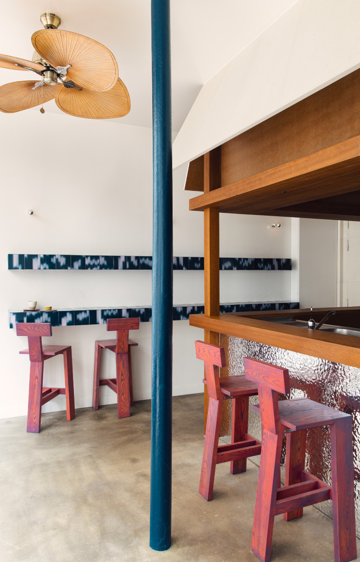 Le collectif Uchronia signe la décoration inspirée de la Corée, avec ces ventilateurs anciens suspendus au plafond.