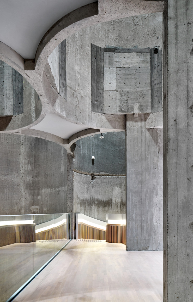 Les transformations apportées par le studio Mestres Wåge Arquitectes tranchent avec le reste du bâtiment, mettant ainsi en évidence les éléments historiques.
