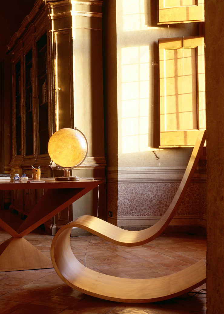 En 1988, Rocking Chair, dessiné par Richard Peduzzi, réalisé par l’Atelier de recherche et de création du Mobilier national.