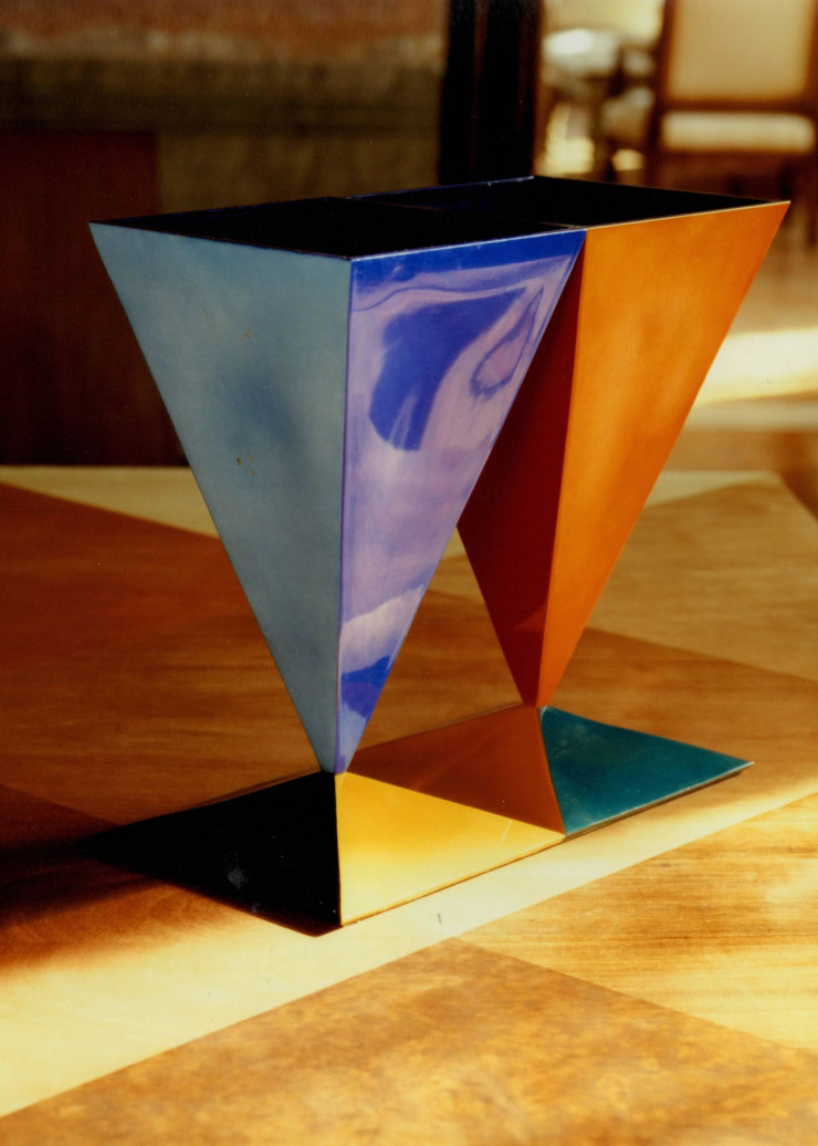 Vases Reform de Richard Peduzzi, anguleuse prouesse technique en pyramide inversée réalisée par la Manufacture de Sèvres en 1995.