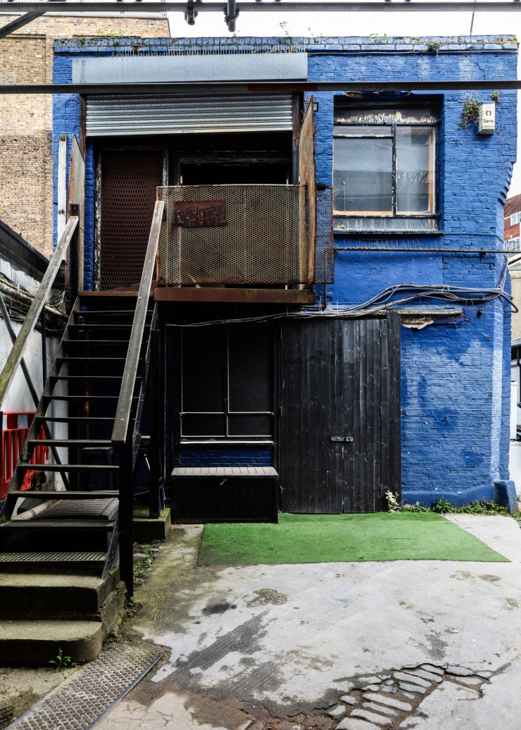Façade du home studio que Ron Arad a aménagé au rez-de-chaussée de sa maison en 2020. Chacun des éléments a été bricolé par ses soins.