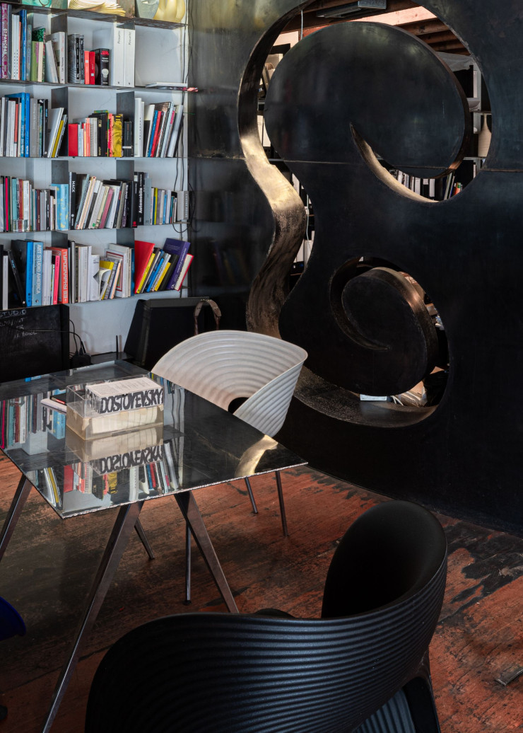 Espace de réunion avec des chaises Tom Vac pour Vitra.