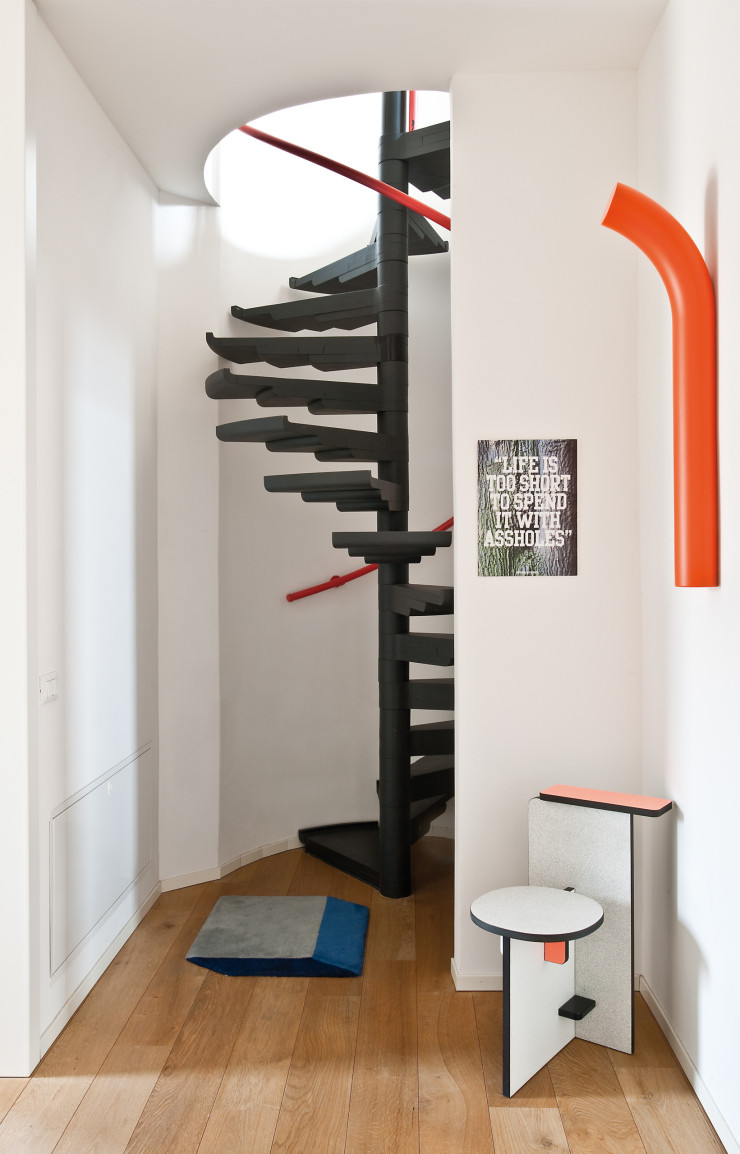 Les accents très graphiques de l’escalier se marient naturellement avec les créations Zaven. © Gianni Basso/Vega mg