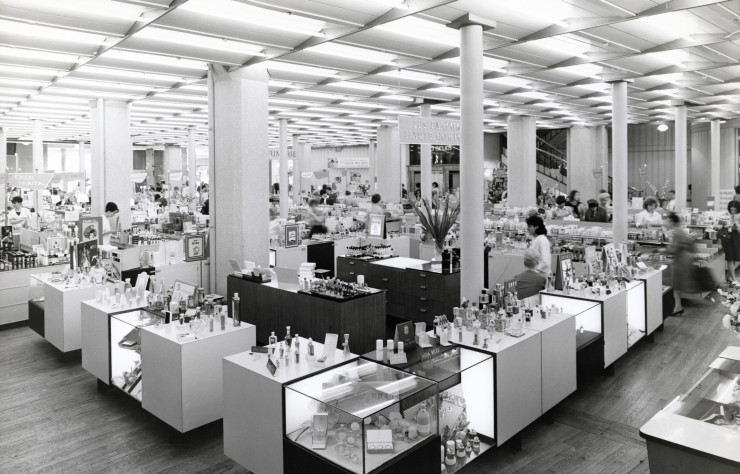 Le rayon parfumerie du Bon Marché, Paris, à l’occasion de l’exposition « La Saga des grands magasins » à la Cité de l’architecture et du patrimoine. Photo Philippe Bernard, 1963. © Patrimoine Le Bon Marché Rive Gauche