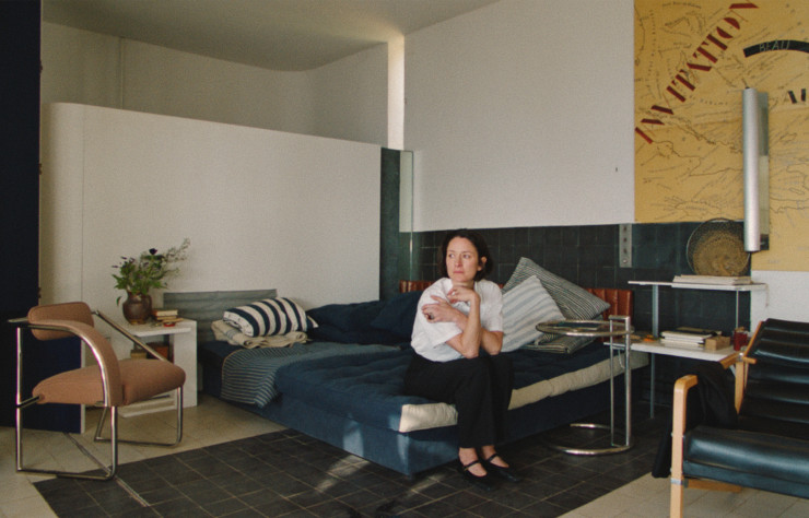 Extrait du film « E.1027, Eileen Gray et la maison en bord de mer », de Béatrice Minger et Christophe Schaub. Scène dans la sublime villa de Roquebrune-Cap-Martin. © Roche Productions