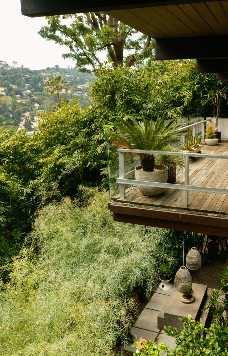 Sous le balcon, une terrasse cocon à l’abri du soleil et des regards. © Sean Hazen