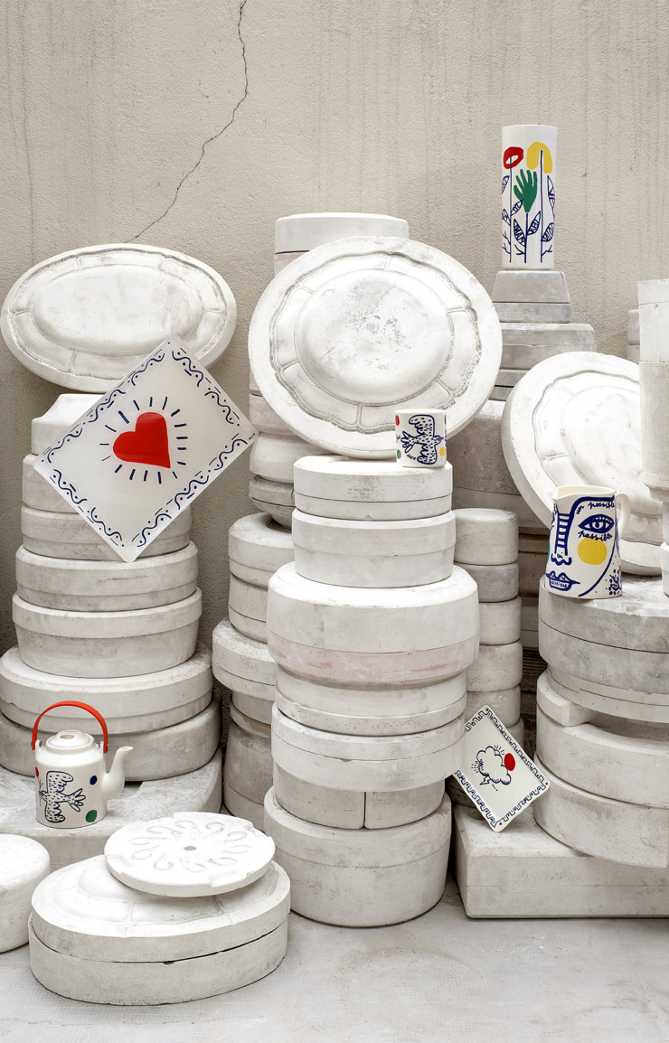 De gauche à droite : théière japonaise (320€), petit plateau en acrylique (85€), bougie parfumée Mimosa, 75€, porte carte (95€), grand vase droit (275€), pichet (150€).