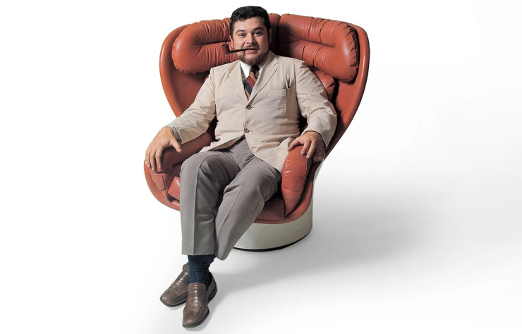 Joe Colombo dans le fauteuil Elda conçu en 1963. DR