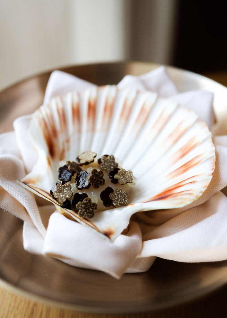 Langoustine norvégienne et bœuf séché au kimchi habillés de feuilles d’oxalis, pour un beau terre-mer.