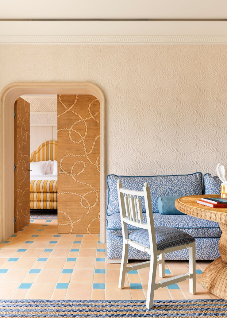 Pour les quatre nouvelles suites de l’hôtel Byblos, Laura Gonzalez a habillé les rideaux de séparation d’une passementerie style bord de mer et les jupes de lit d’un modèle à franges Samuel&Sons.