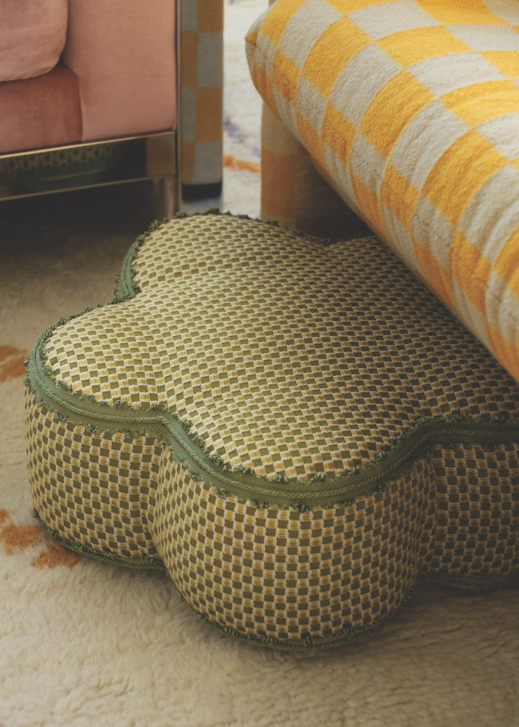 « Délicat » est une collection de cordons de soie, bordures et franges pour habiller coussins et mobilier (Samuel&Sons).