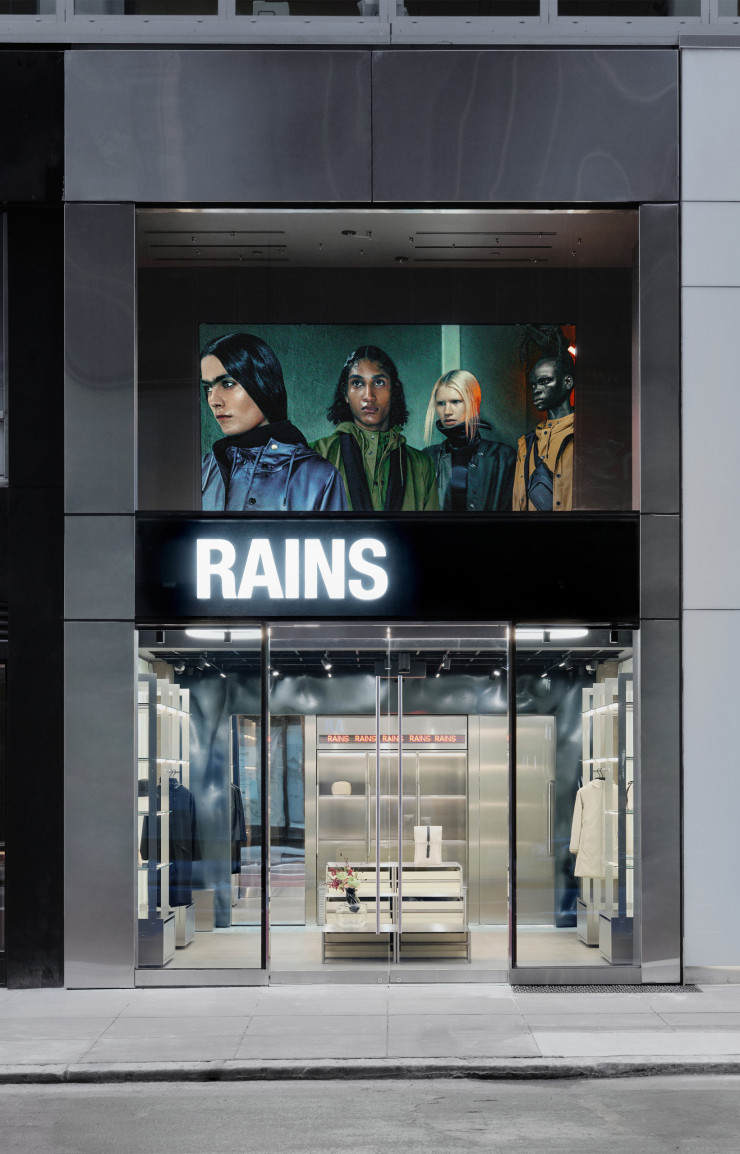 L’entrée de la toute nouvelle boutique Rains imaginée par Stamuli AB est pensée comme un portail vers l’univers urbain ultra-moderne de la marque de prêt-à-porter danoise. © Francesco Stelitano