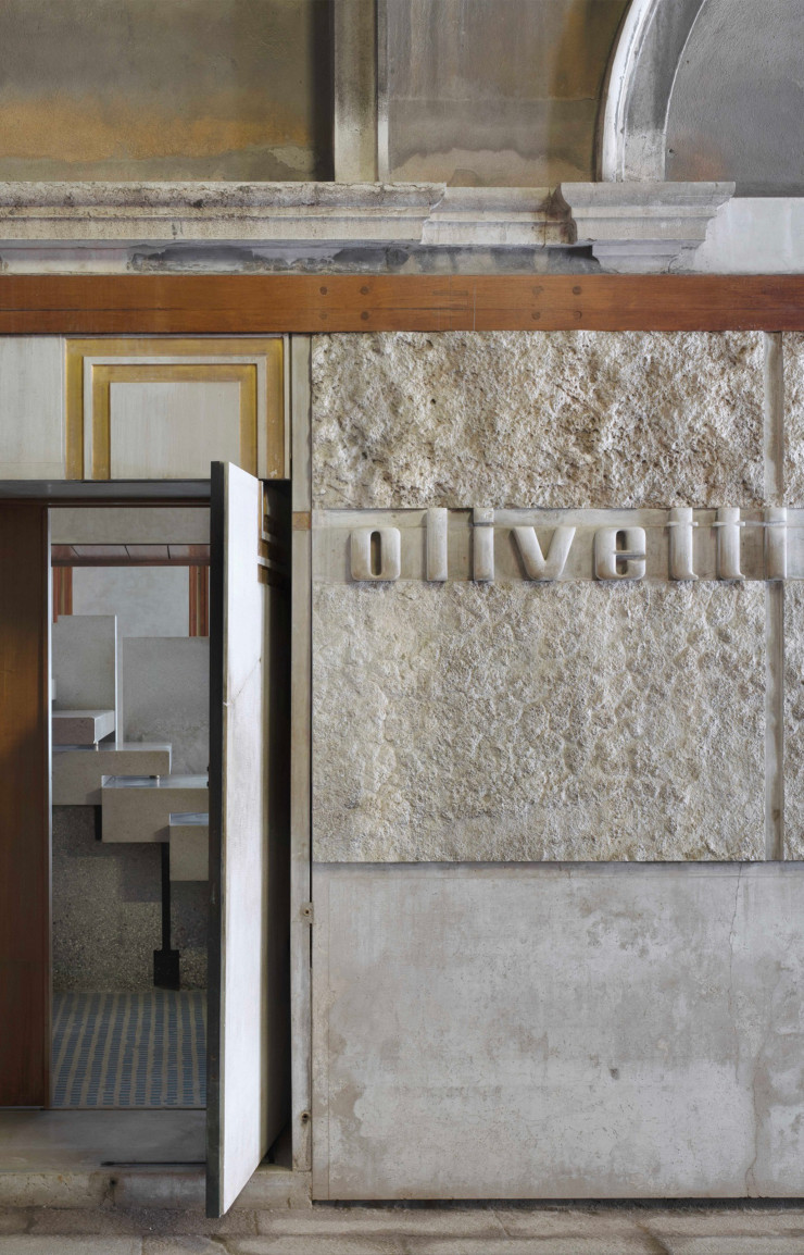 Entrée du showroom Olivetti de Venise, conçue par Carlo Scarpa. On aperçoit en arrière plan le célèbre escalier. © Sebastiano Maielli