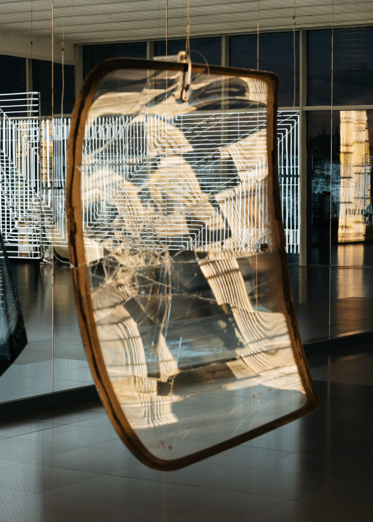 Série Phase-Shifts (After David Tudor), de Cerith Wyn Evans (2023). Pare-brise mobiles.