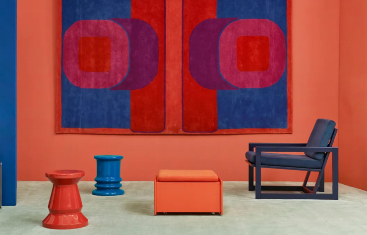 Au centre, le coffre orange et à droite, le fauteuil bleu marine de Terence Conran réédités par Monoprix.