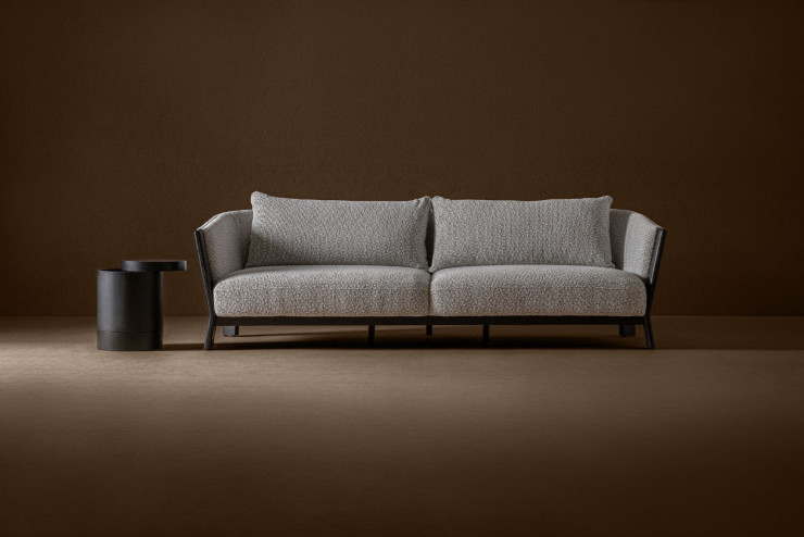 Laissant une large place au chêne, la gamme « Nara », de Vical, se compose d’assises et de tables aux piétements fins mais larges, très caractéristiques