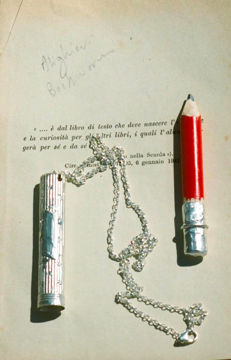 Le sautoir Annotator d’Alighieri Casa, avec son crayon intégré.