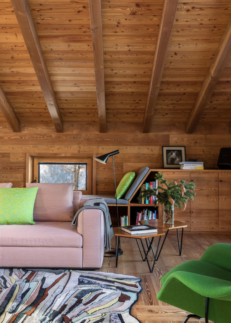 Dans le séjour cathédrale, sofa Albert, de Vincent Van Duysen (Molteni&C). Plaid de Céline x Peter Miles Studio (2017). Lampadaire AJ, d’Arne Jacobsen (Louis Poulsen). Tables basses hexagonales de Gio Ponti (Isa Bergamo, années 50). Chaise Womb d’Eero Saarinen (Knoll). Tapis Super Standard, collection « Super Fake », de Bethan Laura Wood (CC-tapis).