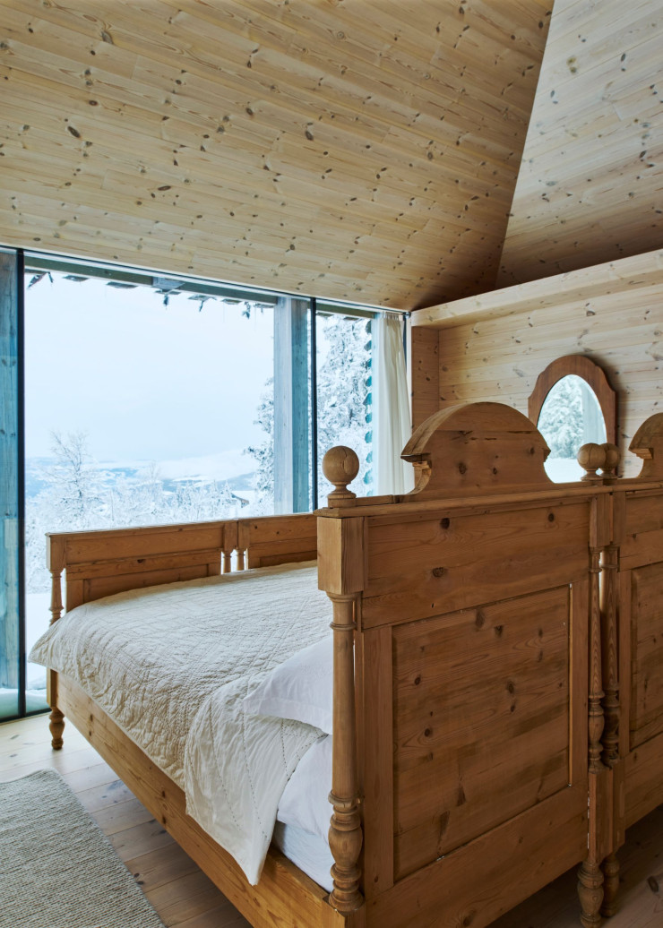Dans la chambre parentale, lit ancien norvégien restauré et restructuré par la maison Strønes Snekkerverksted.