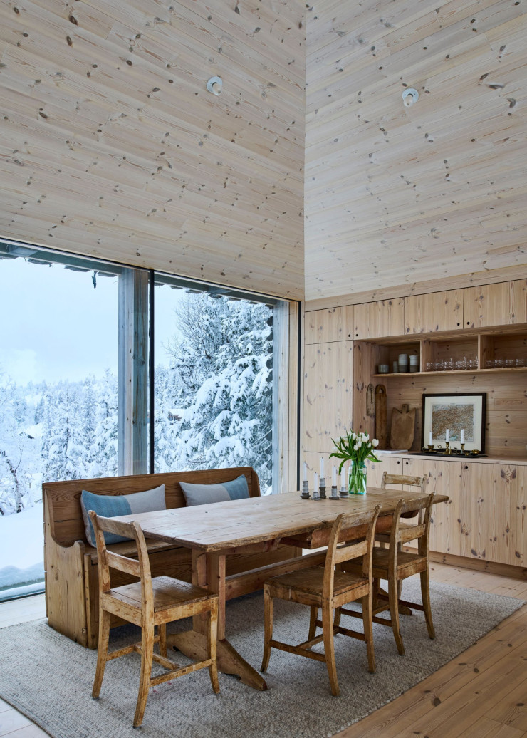 Côté salle à manger, l’architecte et la designeuse ont évité le faux style campagne en chinant du mobilier ancien authentique, disposé dans un décor 100 % bois.