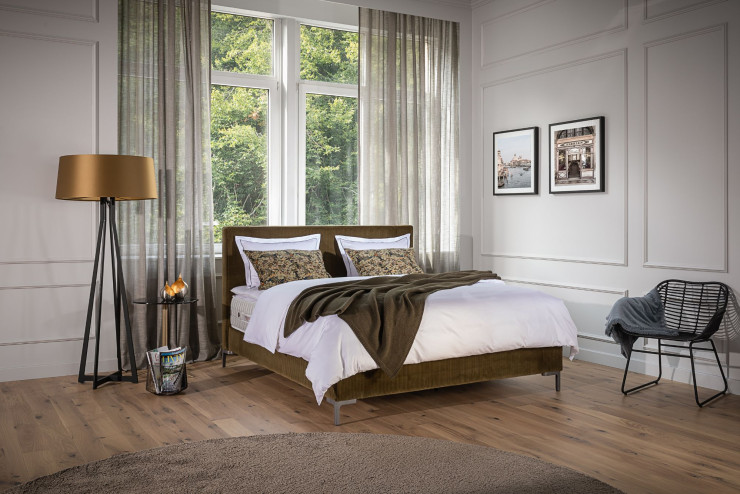 La nouvelle version de sa tête de lit « Moderne », entièrement tapissée en velours côtelé kaki.