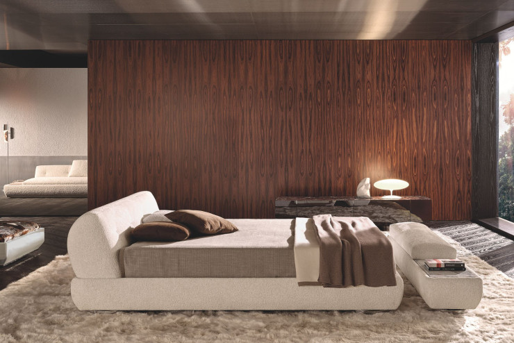 La forme enveloppante de la tête du lit Supermoon, de Minotti, évoque celle d’un croissant de Lune