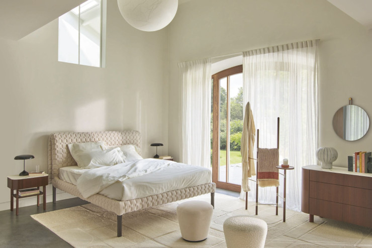 Parfaite illustration du savoir-faire de la marque en matière de rembourrage, ce modèle de Ligne Roset est proposé dans trois formats et vingt-neuf finitions de tissus.