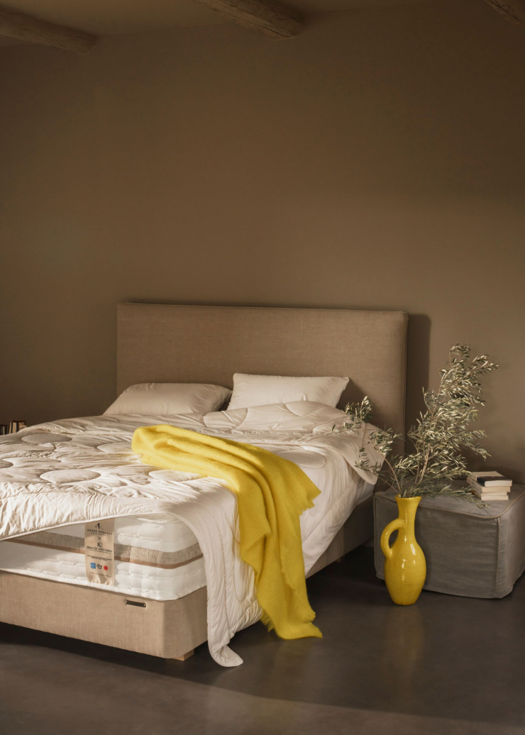 Un matelas d’exception signé André Renault, rembourré en laine des Alpes.