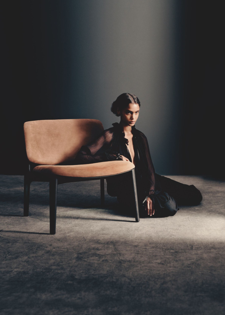 Le fauteuil Curve, design Emmanuel Gallina (Poliform, 2022) : « Dans la rencontre entre la matière de l’objet et la lumière, le fauteuil apparaît dynamique, ses contours courbes, nuancés. »