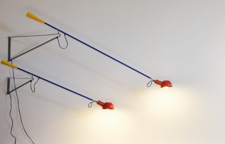 luminaire a deux branches flos rouge bleu jaune tendance 2023