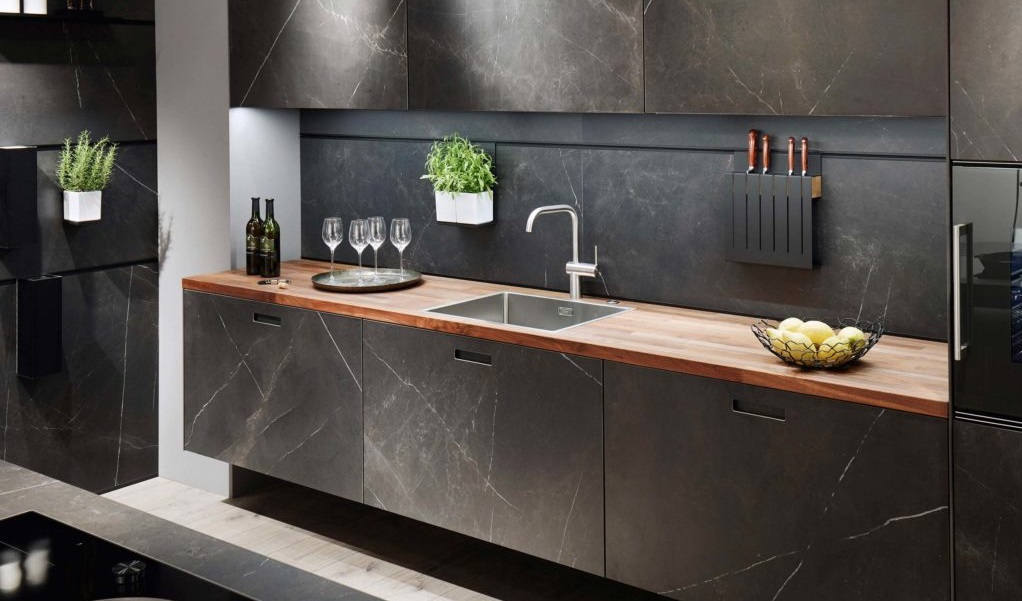 cuisine-contemporaine-en-marbre-noir-plan-de-travail-bois-miel