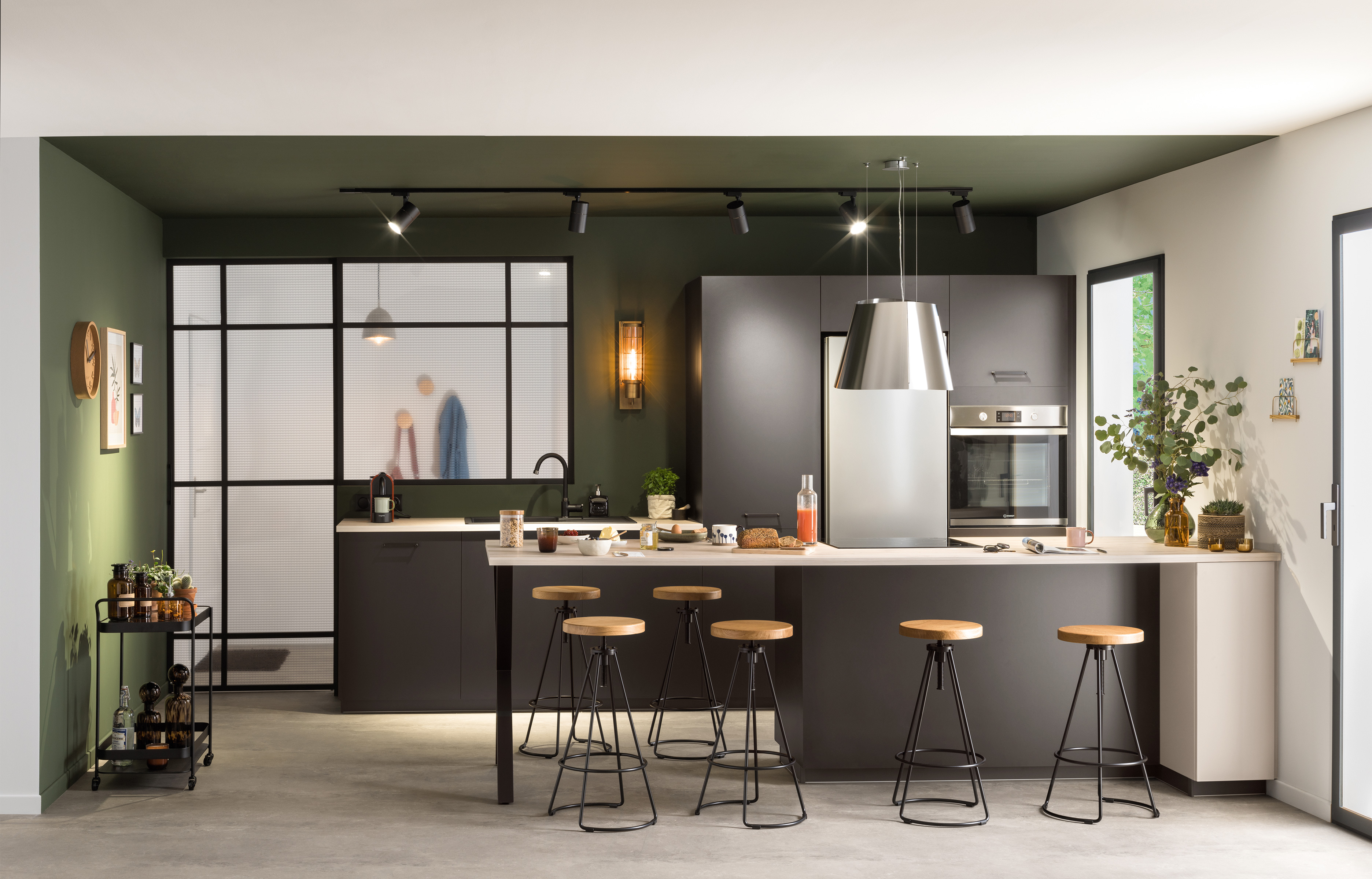 Noire, transparente, boisée... La rédaction d'IDEAT décrypte les trois tendances à adopter dans sa cuisine cette année, Paris, France