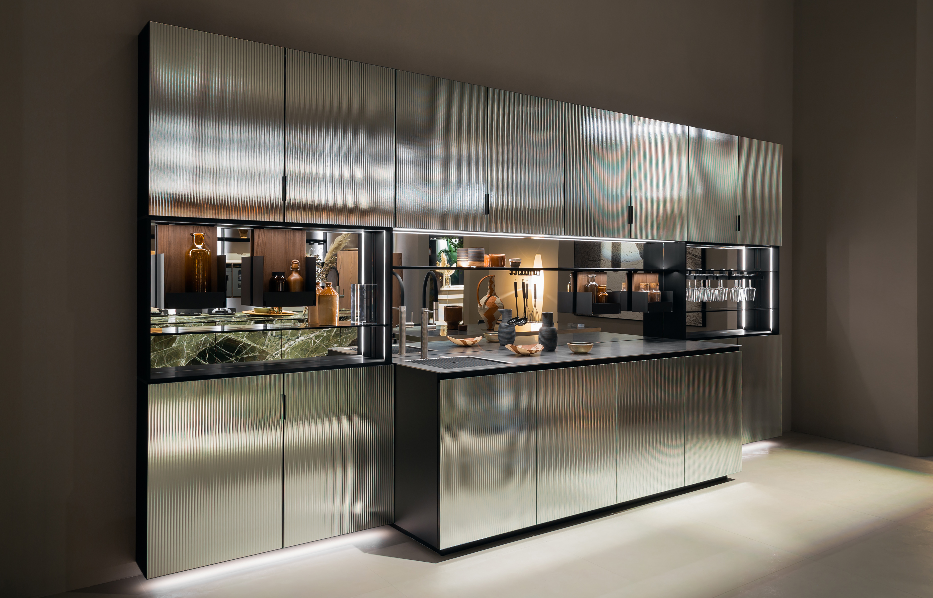 Noire, transparente, boisée... La rédaction d'IDEAT décrypte les trois tendances à adopter dans sa cuisine cette année, Paris, France
