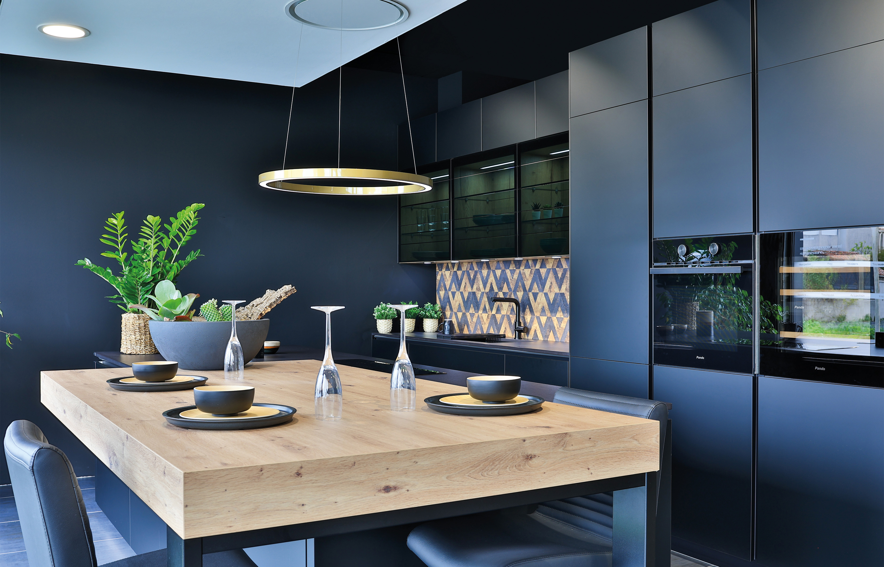 Noire, transparente, boisée... La rédaction d'IDEAT décrypte les trois tendances à adopter dans sa cuisine cette année, Paris, France