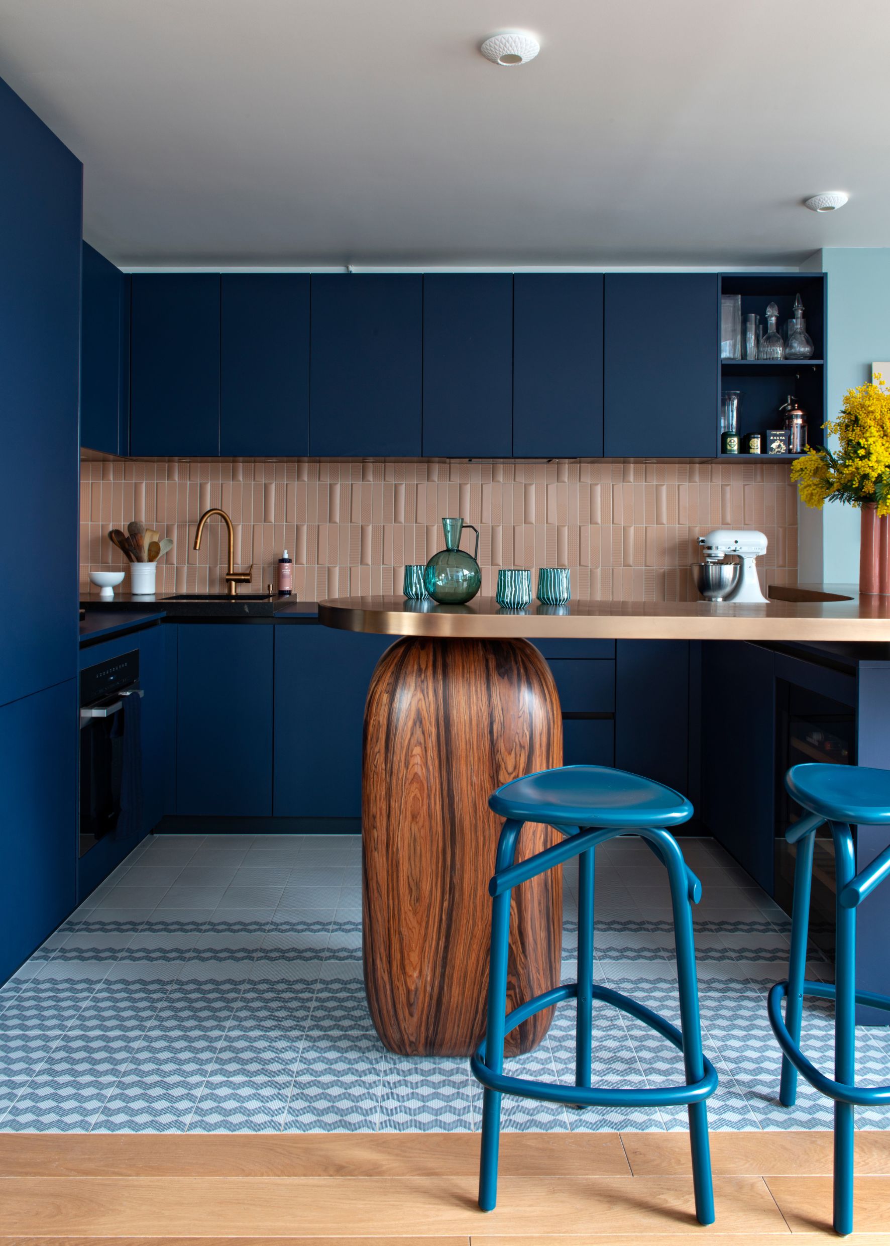 Oserez-vous faire de votre cuisine un lieu où la couleur est reine ? Les marques misent sur cette tendance qui redonne du peps à cet espace
