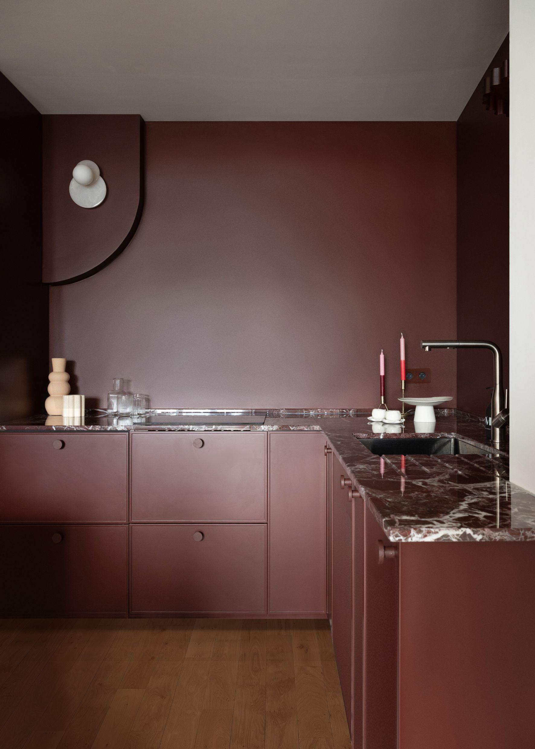 Oserez-vous faire de votre cuisine un lieu où la couleur est reine ? Les marques misent sur cette tendance qui redonne du peps à cet espace
