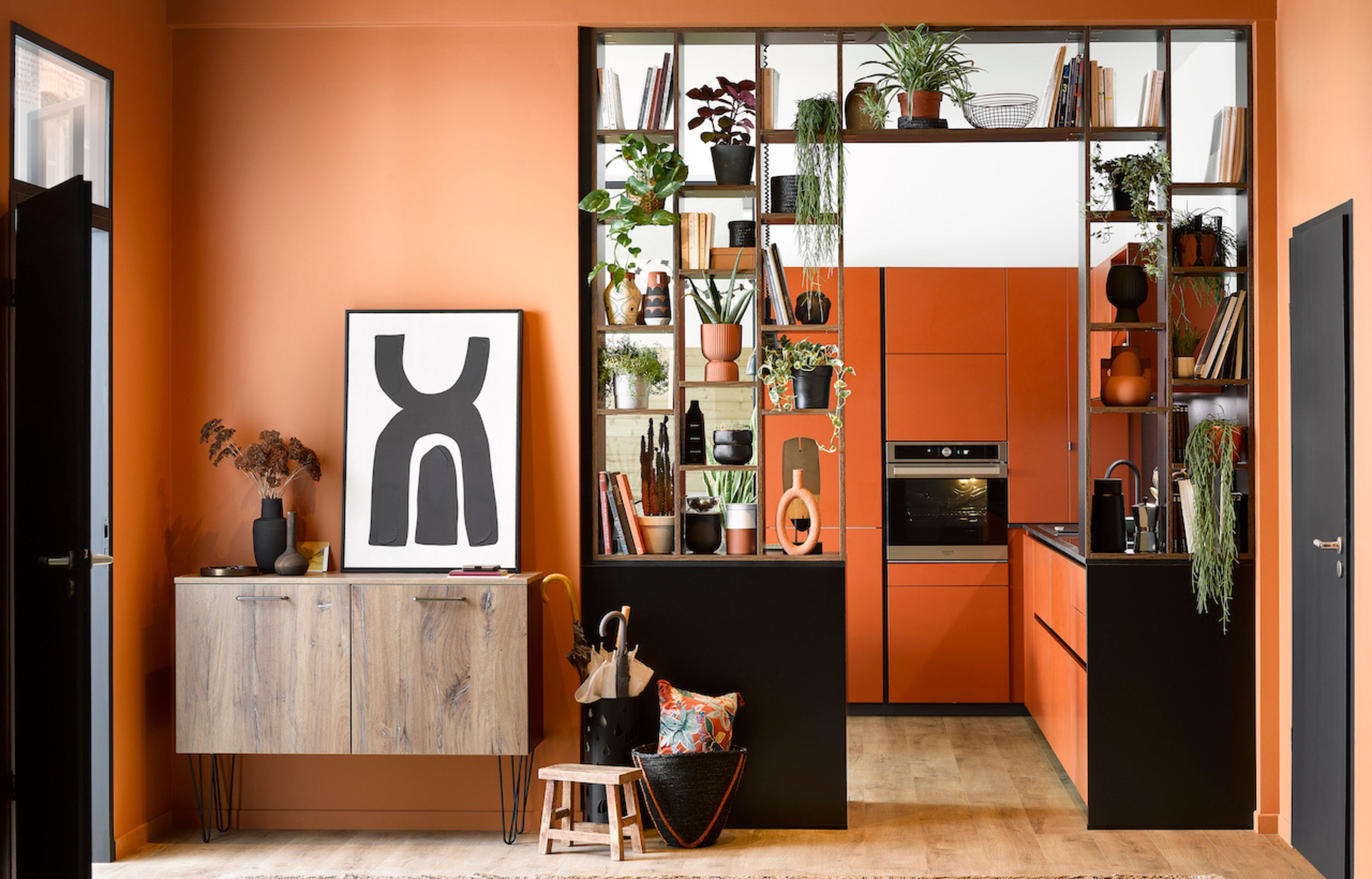 Oserez-vous faire de votre cuisine un lieu où la couleur est reine ? Les marques misent sur cette tendance qui redonne du peps à cet espace