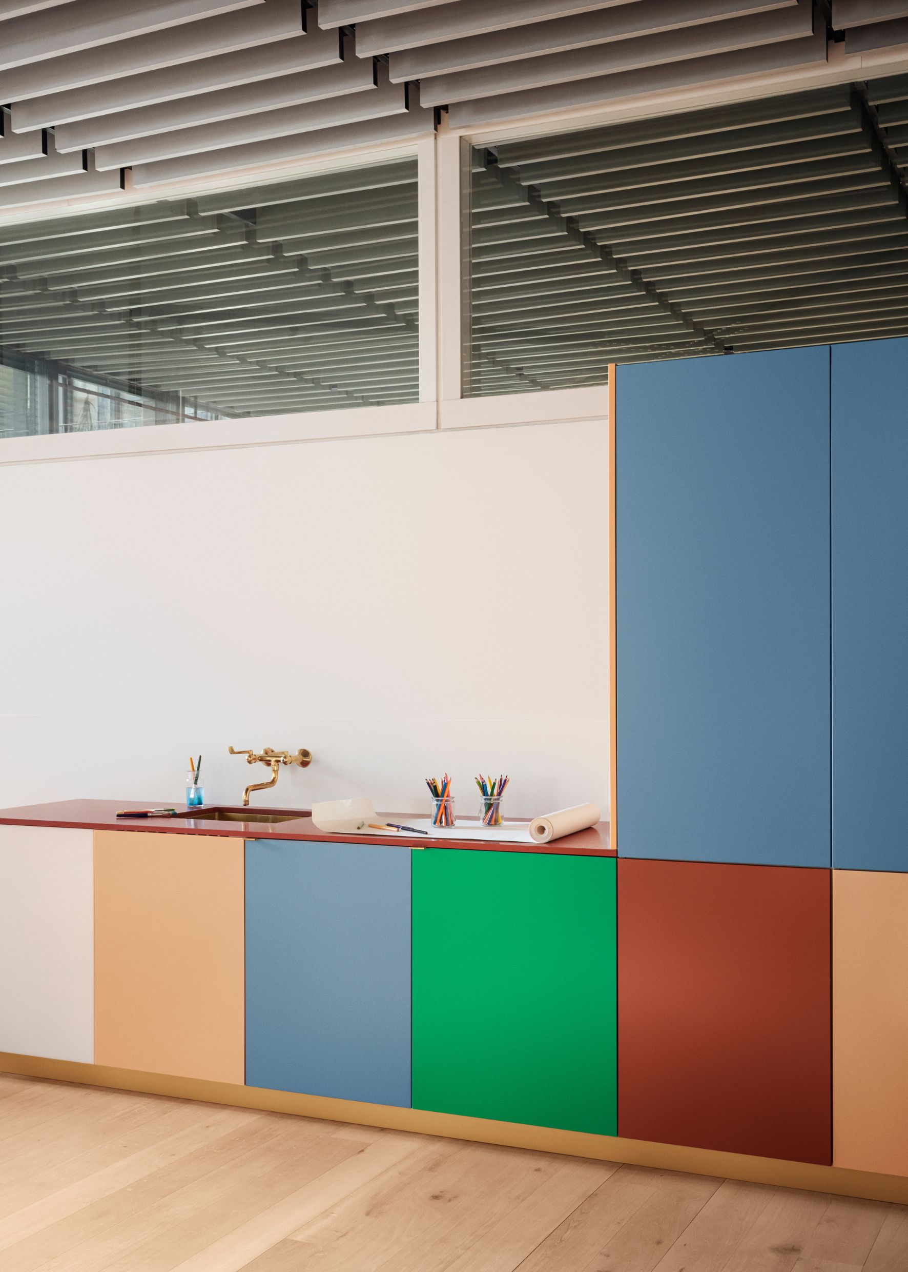 Oserez-vous faire de votre cuisine un lieu où la couleur est reine ? Les marques misent sur cette tendance qui redonne du peps à cet espace
