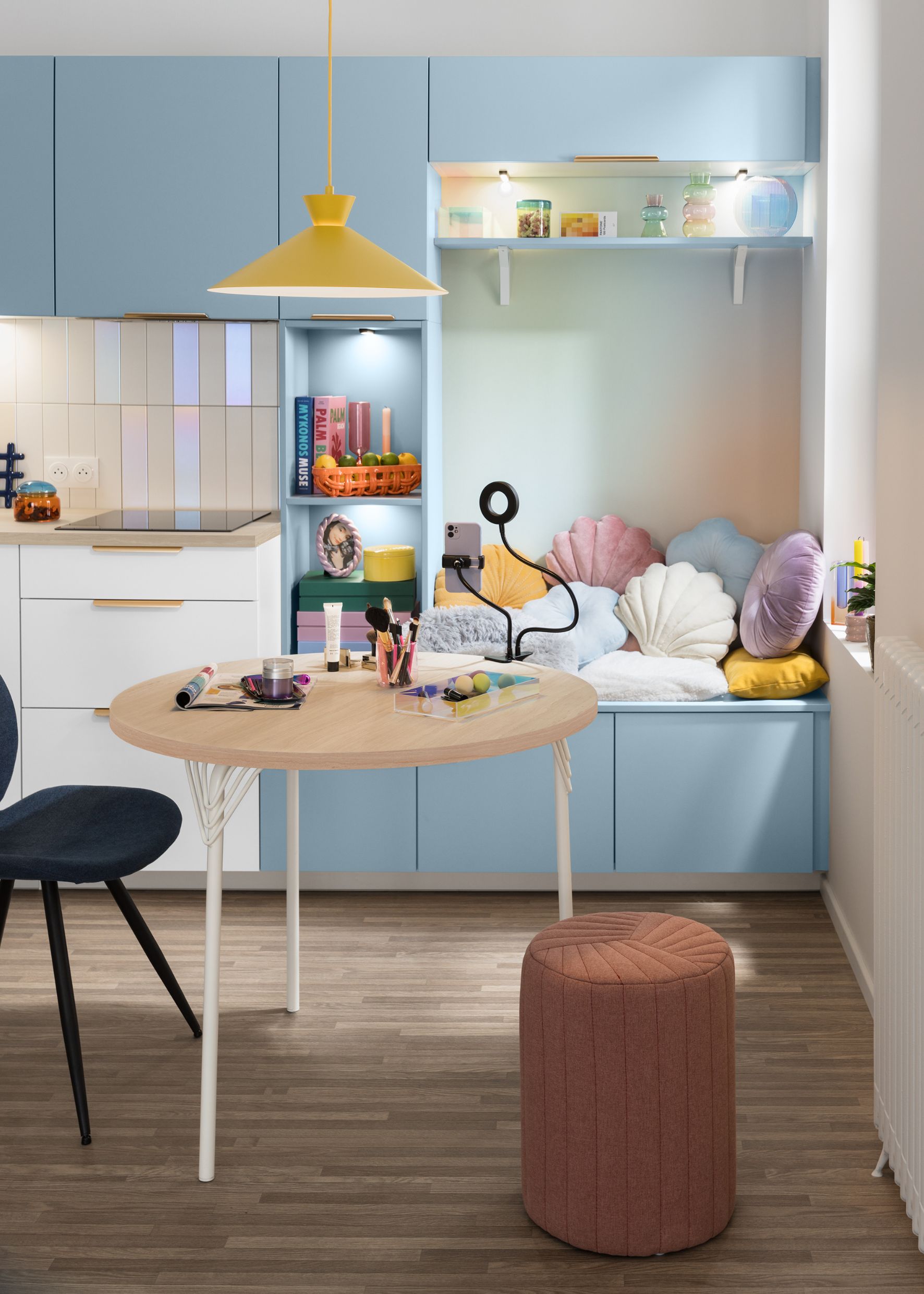 Oserez-vous faire de votre cuisine un lieu où la couleur est reine ? Les marques misent sur cette tendance qui redonne du peps à cet espace