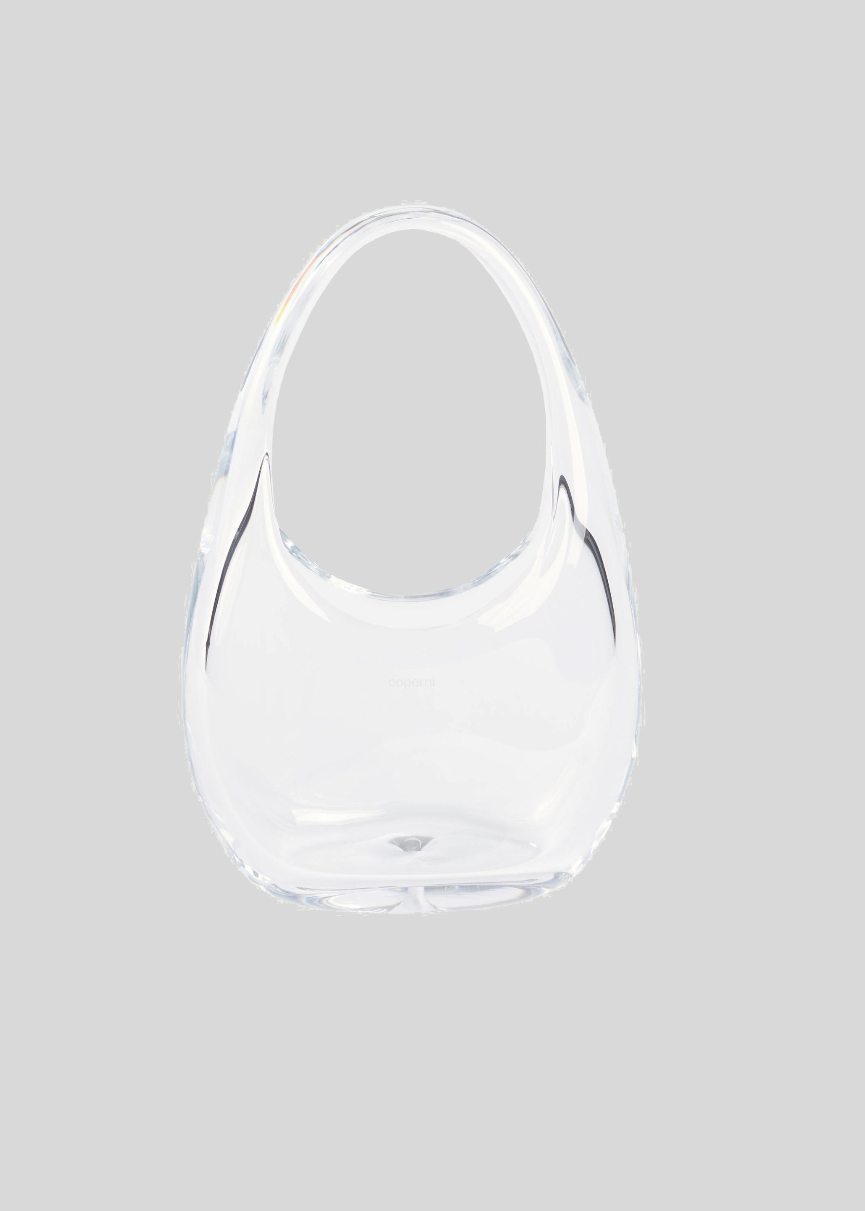 De la pince à cheveux en métal Prada au rouge à lèvres Liquide Vinyl Byredo, zoom sur les objets et vêtements Space Age à adopter cet année