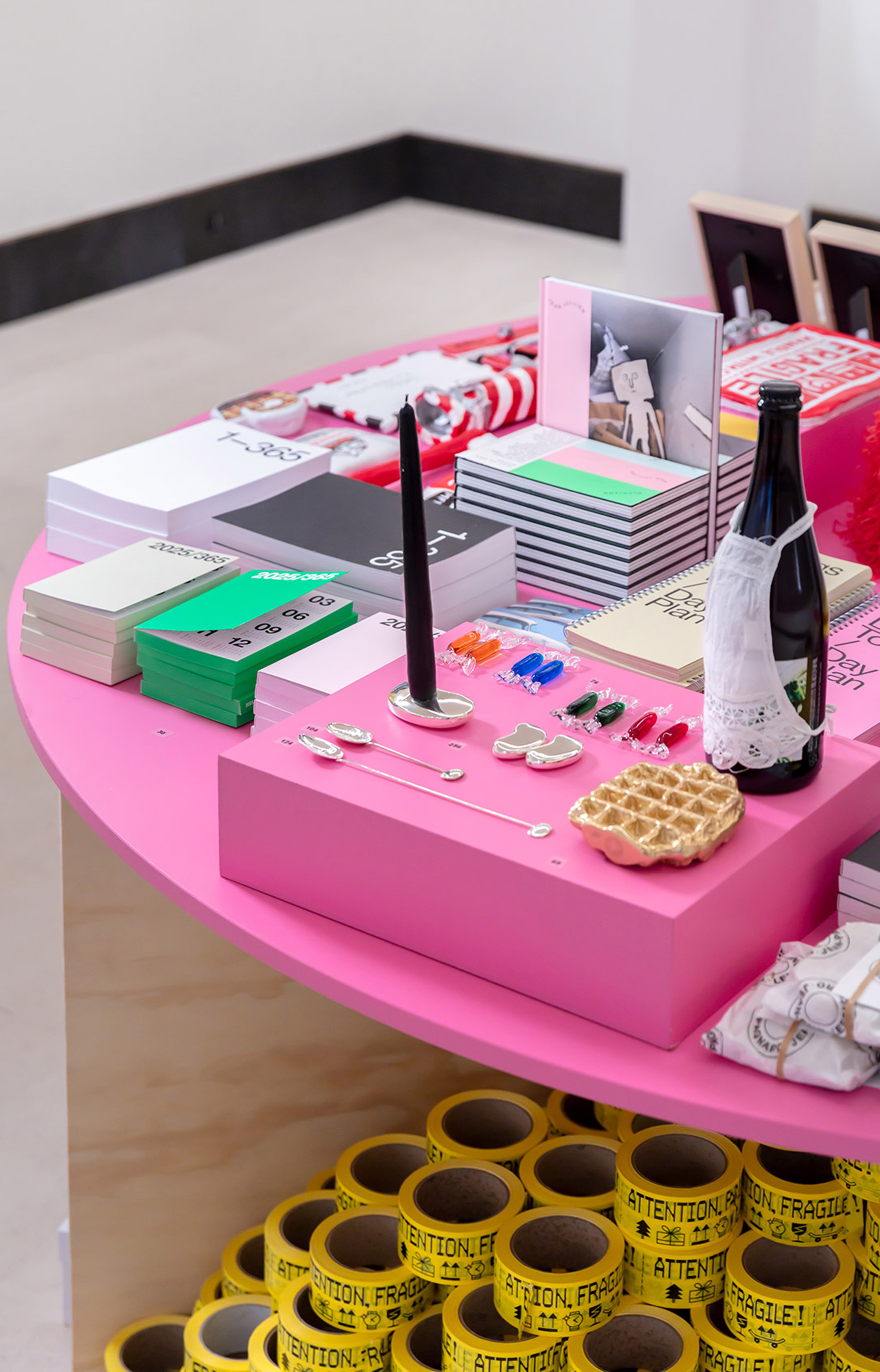 attention-fragile-by-sarah-andelman-sothebys-ideat-2024_holiday-corner