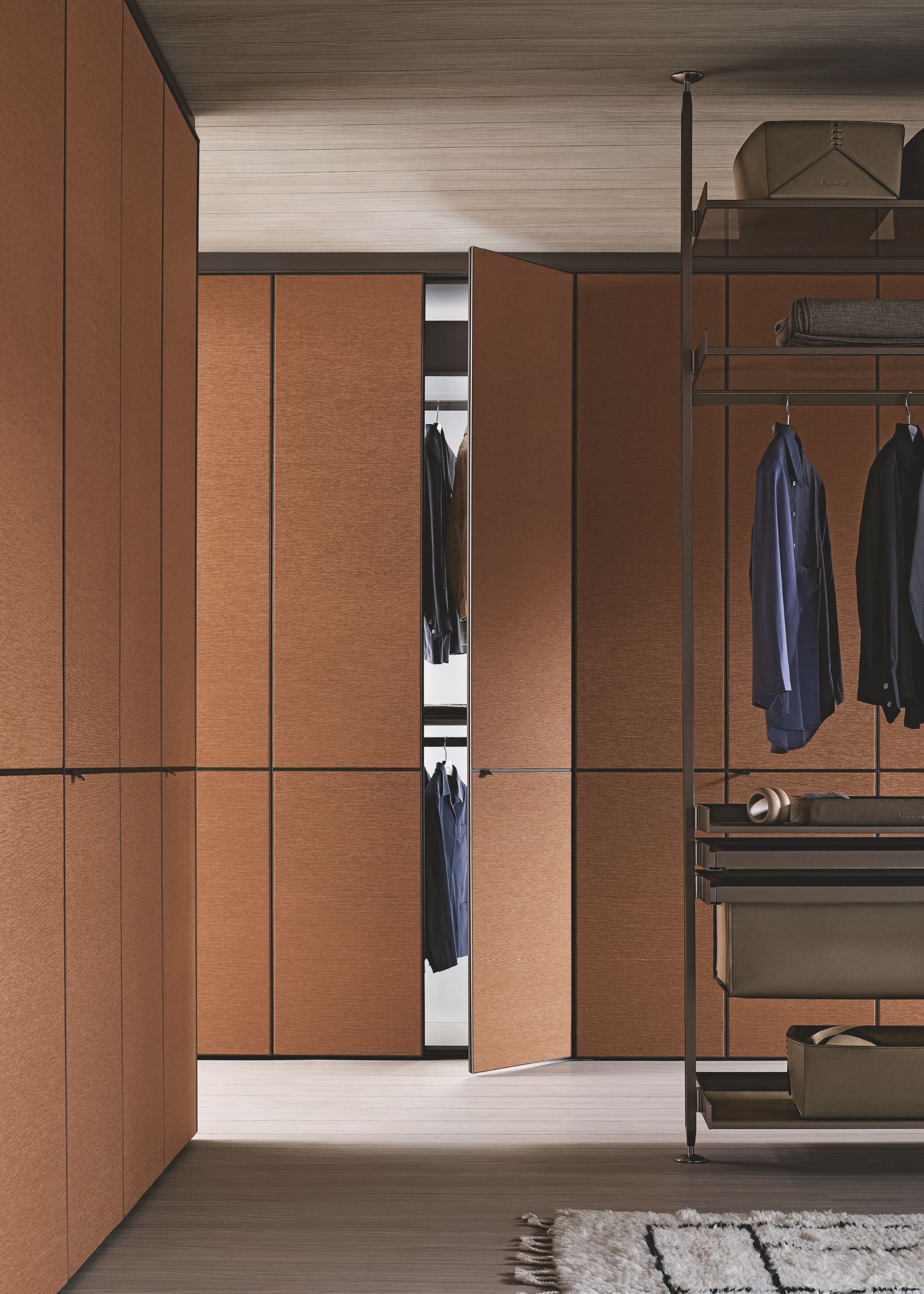 Le dressing ne se dissimule plus dans les murs, mais s’affirme comme un véritable élément décoratif de l’architecture