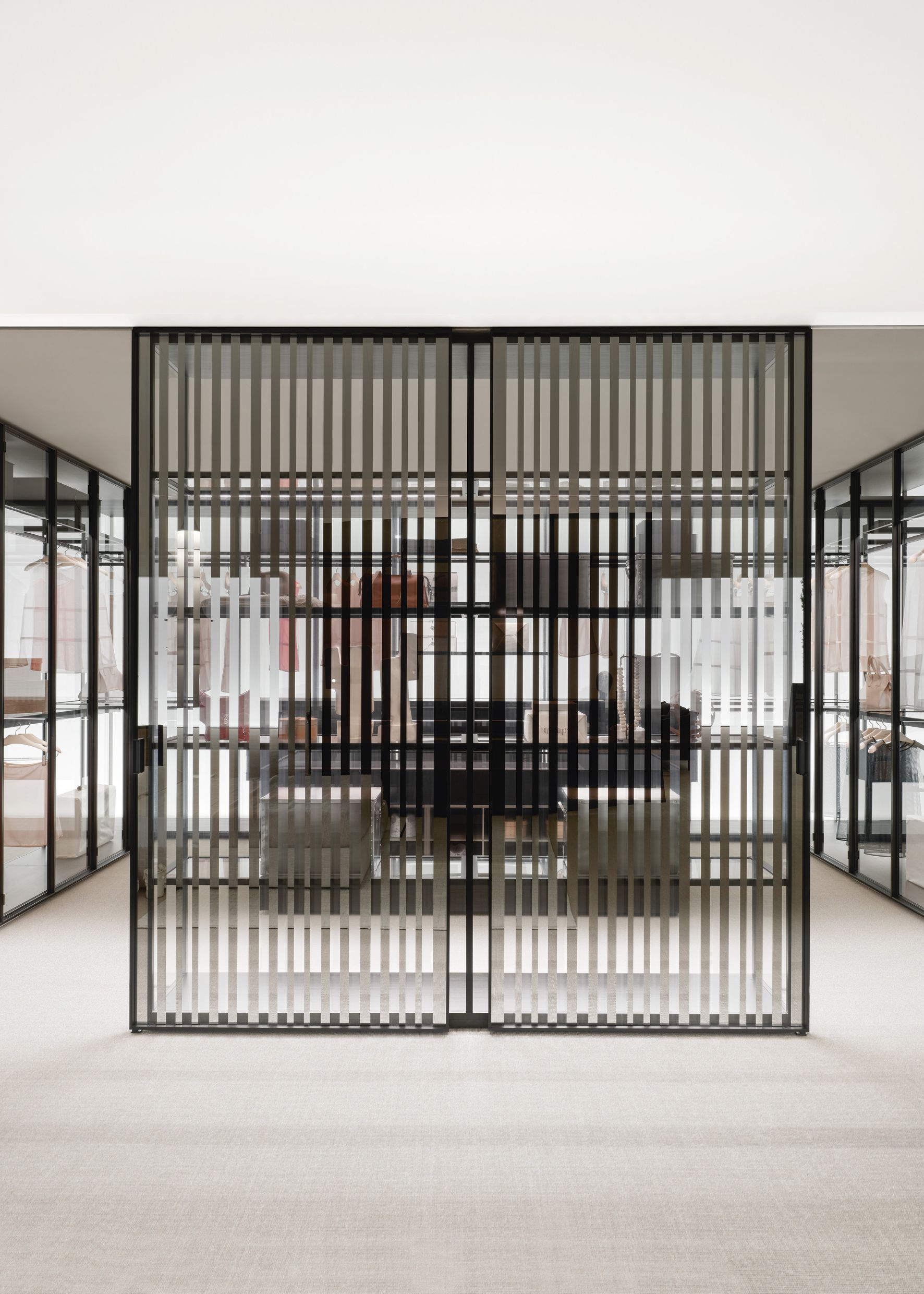 Le dressing ne se dissimule plus dans les murs, mais s’affirme comme un véritable élément décoratif de l’architecture