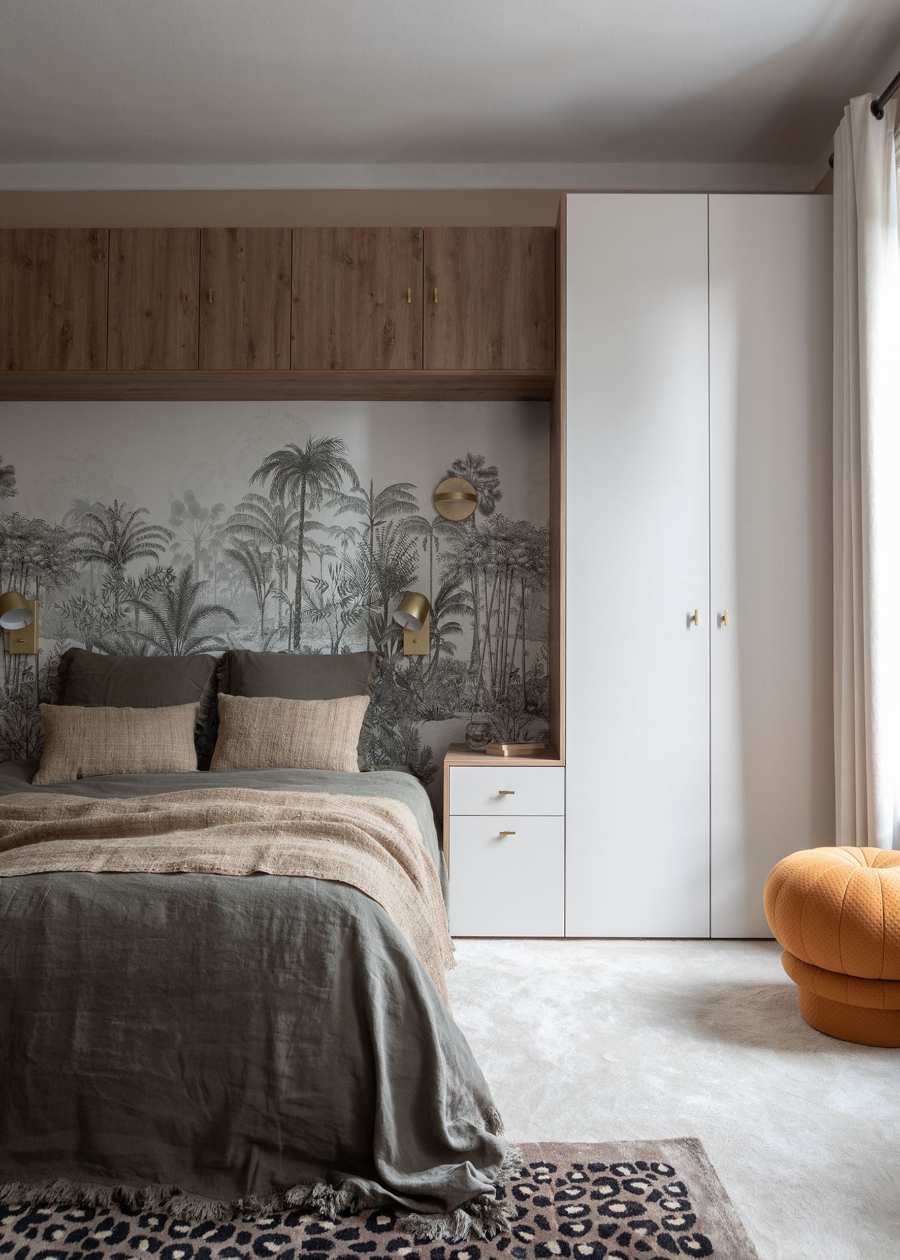 Le dressing ne se dissimule plus dans les murs, mais s’affirme comme un véritable élément décoratif de l’architecture