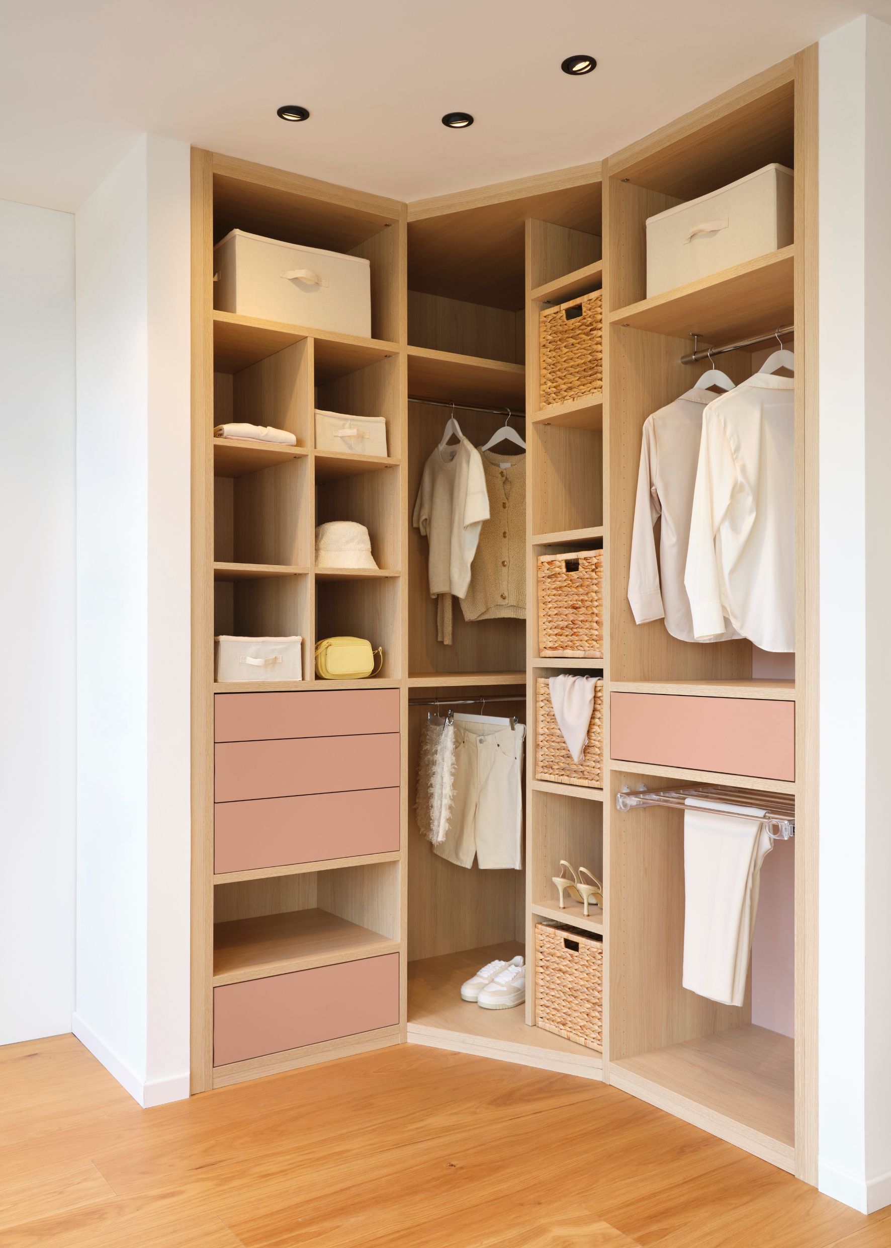 Le dressing ne se dissimule plus dans les murs, mais s’affirme comme un véritable élément décoratif de l’architecture