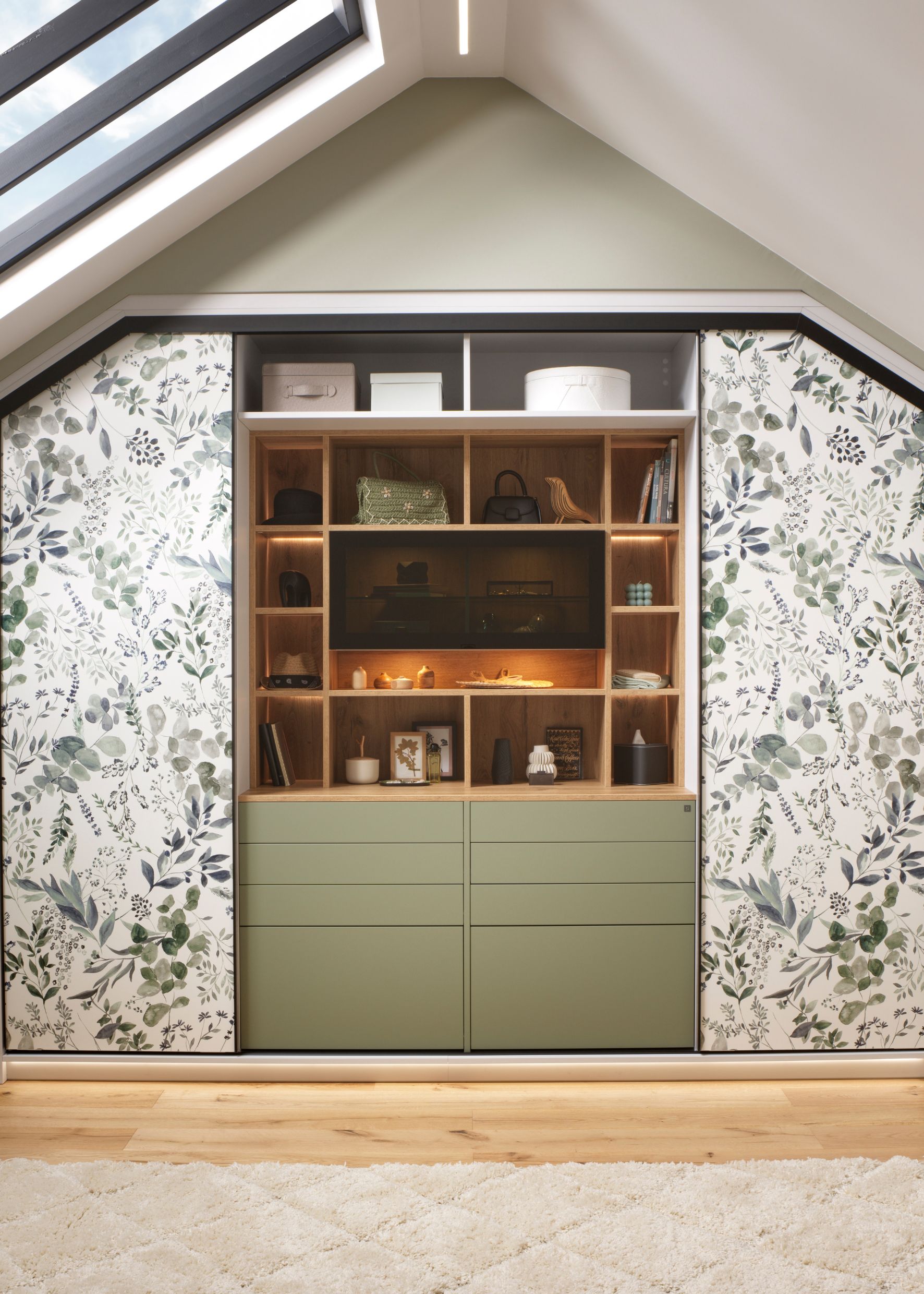 Le dressing ne se dissimule plus dans les murs, mais s’affirme comme un véritable élément décoratif de l’architecture
