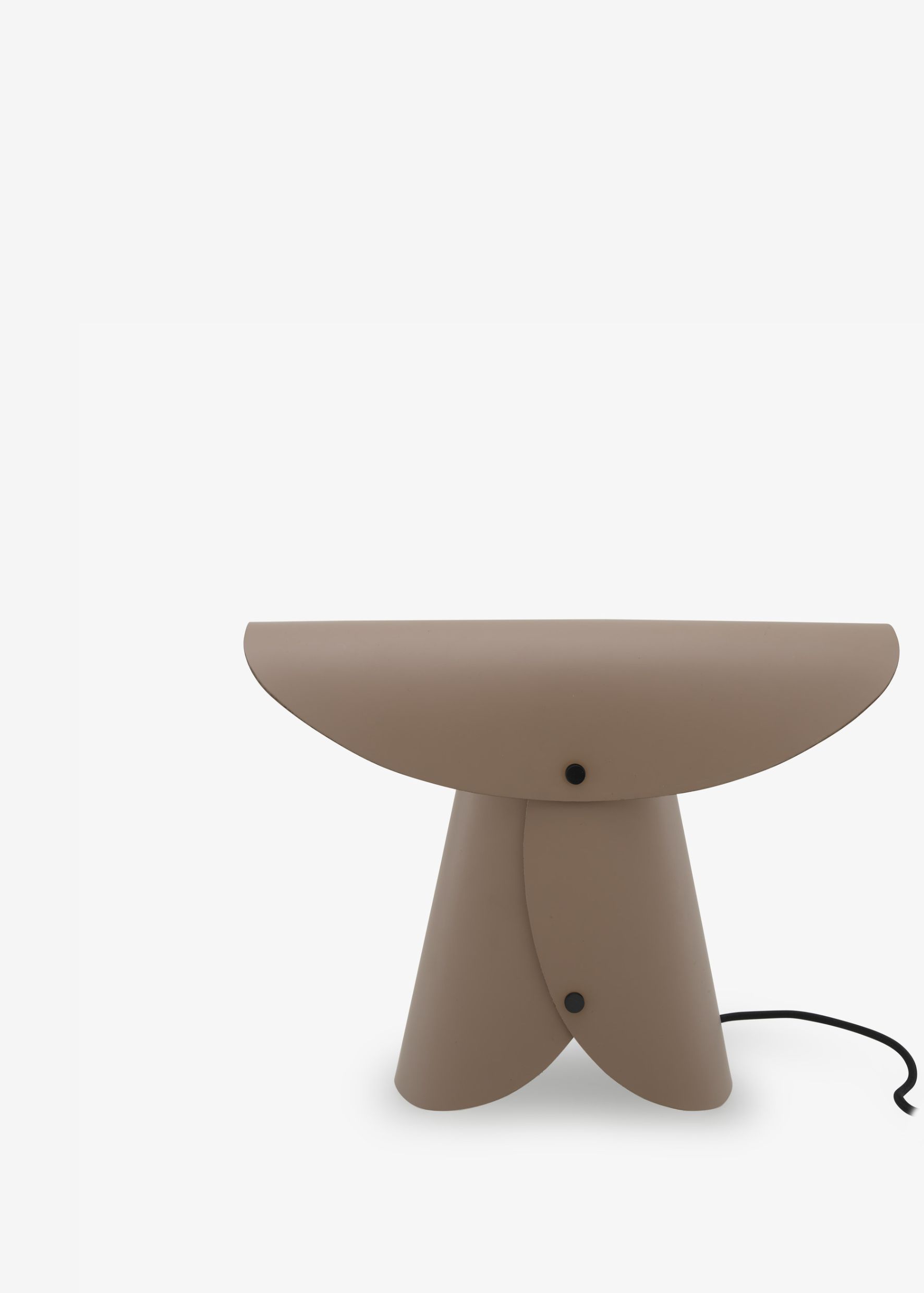 Façon origami, ces lampes discrètementtravaillées projettent un éclairage tamisé touten subtilité. La preuve en images