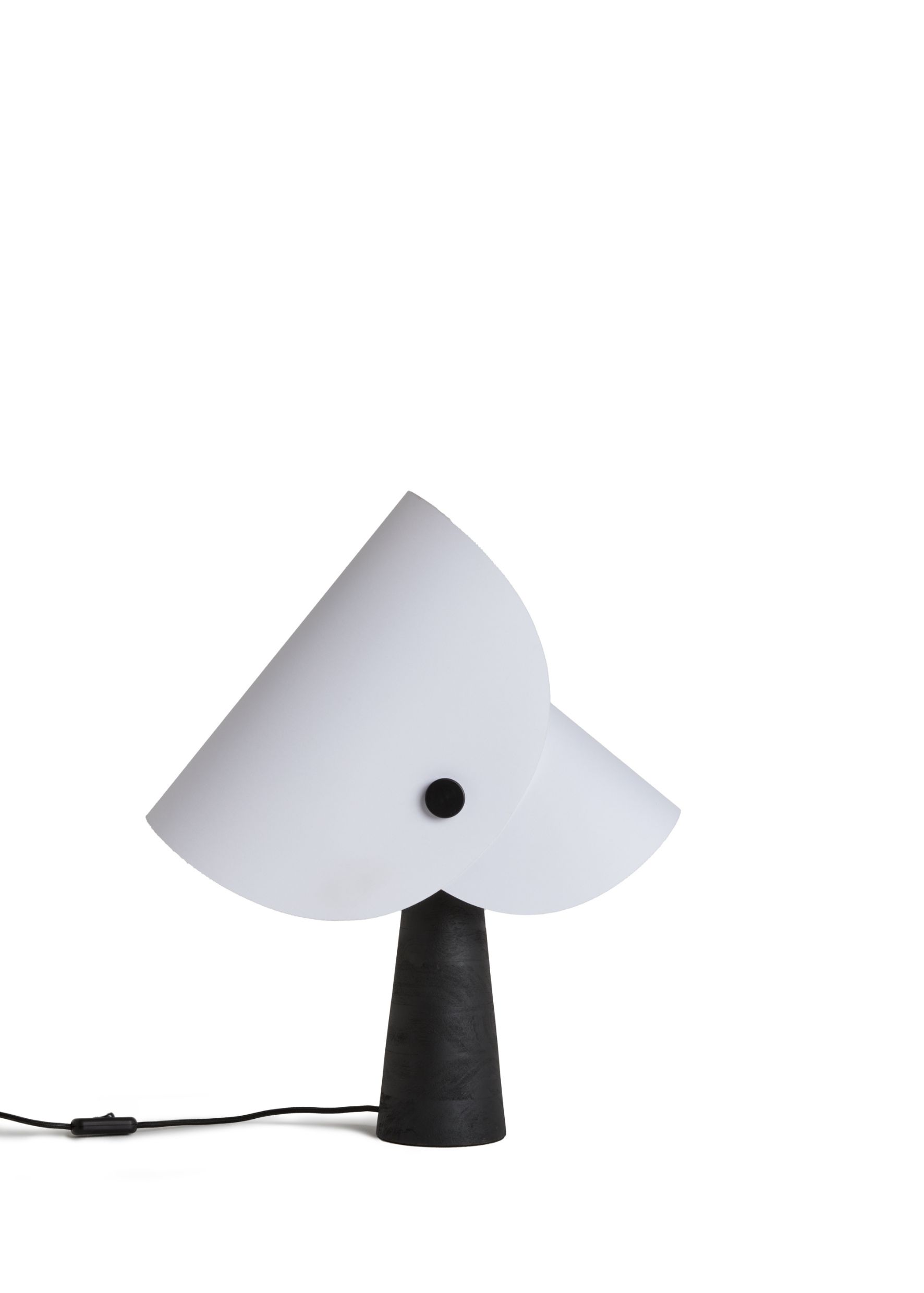 Façon origami, ces lampes discrètementtravaillées projettent un éclairage tamisé touten subtilité. La preuve en images